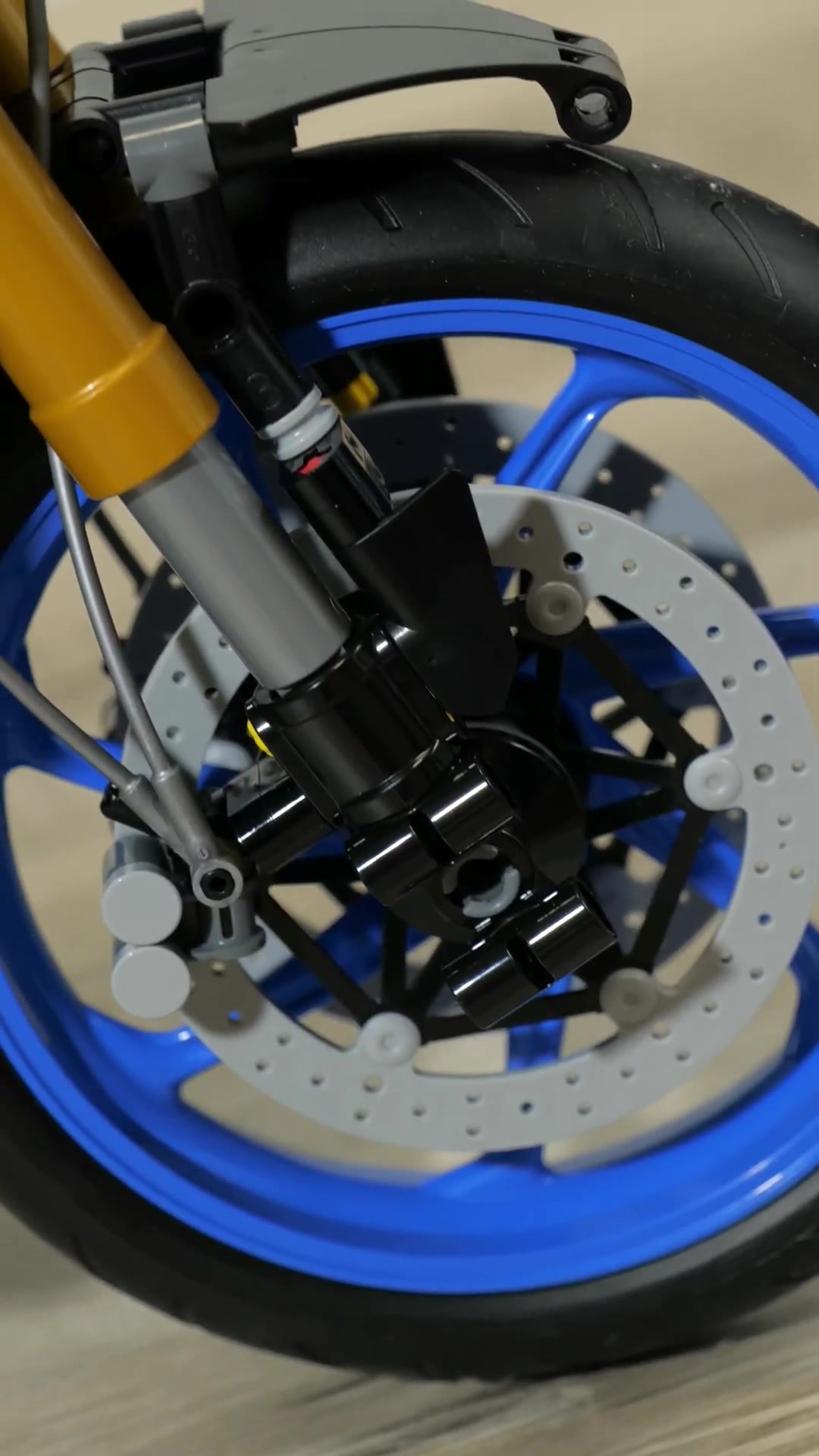 Video 1 de LEGO Technic Yamaha MT10  42159- 1478 piezas