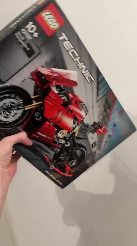 Video 1 de LEGO Technic Ducati Panigale V4 R 42107 – 646 piezas (CAJA DAÑADA)
